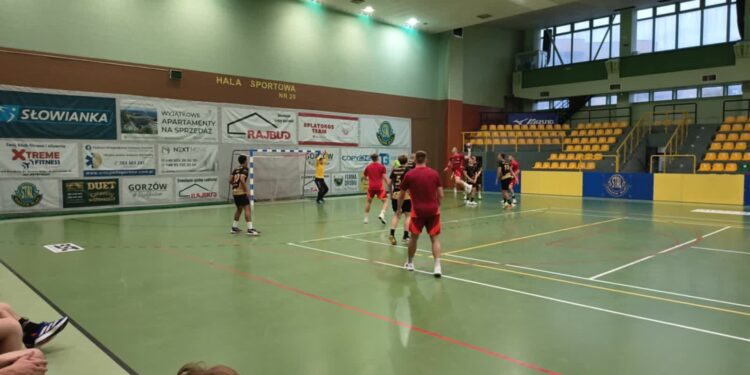 Szczypiorniści Stali trenują i sparują