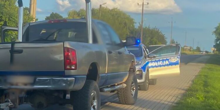 Aż 15 osób w pickupie. Kierowca dostał duży mandat i stracił prawo jazdy