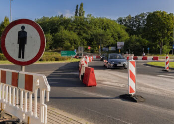 Rozbiórki, wycinki i przepust. Wykonawca zabiera się za pierwszy etap północnej obwodnicy
