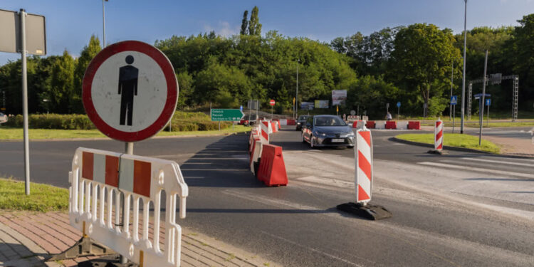 Rozbiórki, wycinki i przepust. Wykonawca zabiera się za pierwszy etap północnej obwodnicy