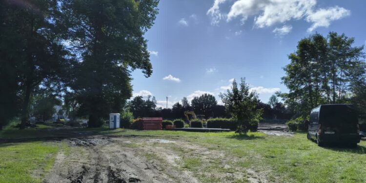 Dla uczniów II LO, ale i dla mieszkańców. Przy szkole powstaje sportowy kompleks