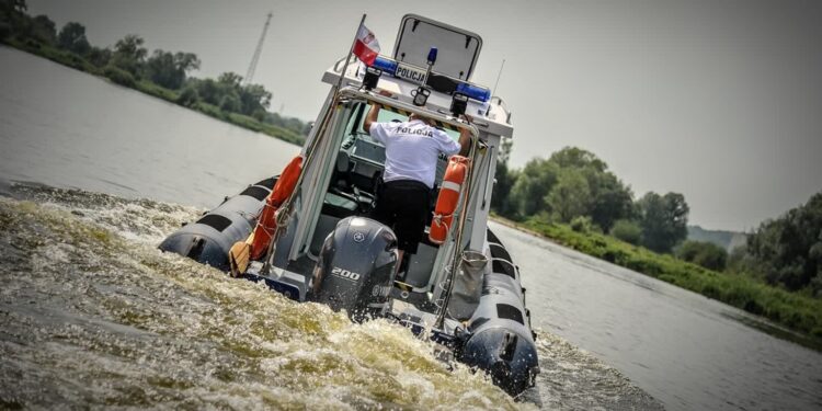 Miał 3 promile, płynął kajakiem pod prąd