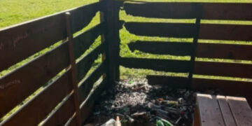 Płonęła wiata w Parku Słowiańskim. Miasto zgłasza sprawę na policję