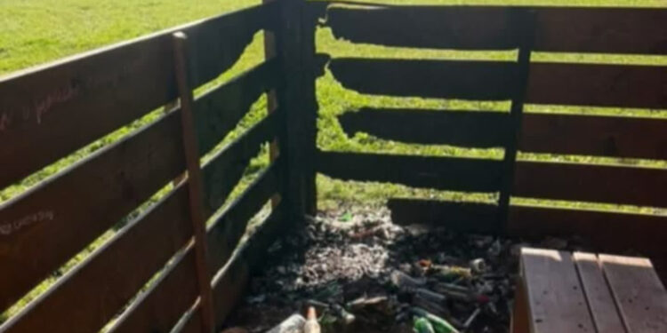 Płonęła wiata w Parku Słowiańskim. Miasto zgłasza sprawę na policję