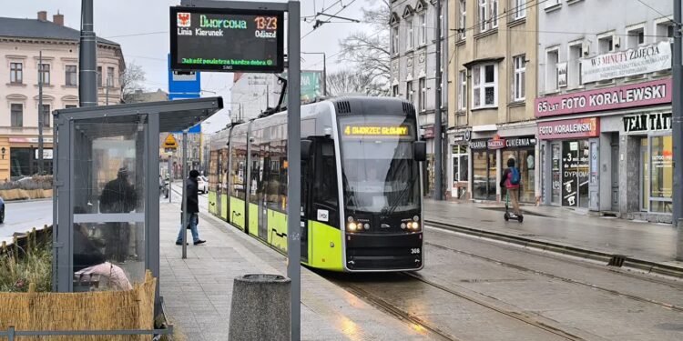 Tramwaj nr 4 spóźnia się na pociąg