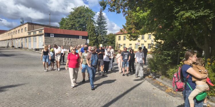 O co pytają mieszkańcy spacerując po byłych koszarach?