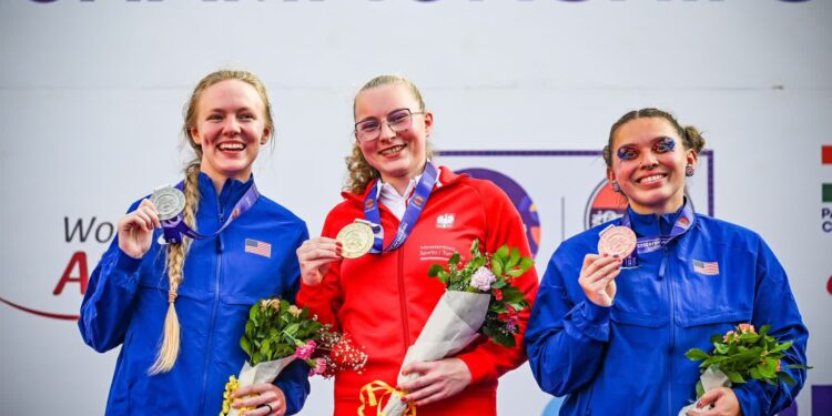 Faustyna Kotłowska na podium - fot. Bartłomiej Zborowski / PZSN START