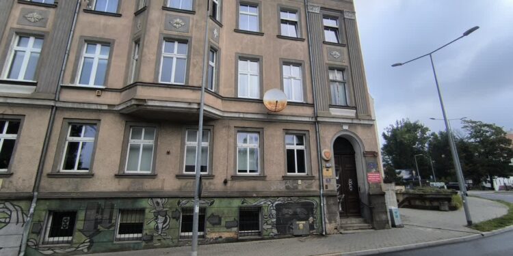 Seniorzy stali w kolejce przed uniwersytetem