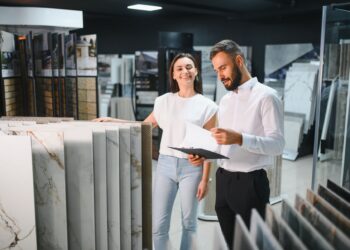 Płytki, które nie szarzeją i nie pękają (nawet po latach) – czy to możliwe? Pokażemy Ci, gdzie takich szukać