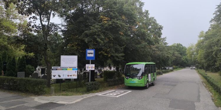 Transport dla seniorów po cmentarzu dostępny dwa razy w tygodniu