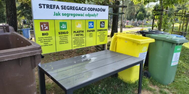 Nowe punkty segregacji na cmentarzu
