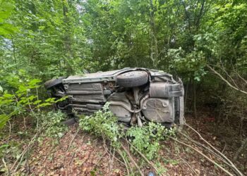 Cztery osoby poszkodowane niedaleko Kłodawy – osobówka dachowała