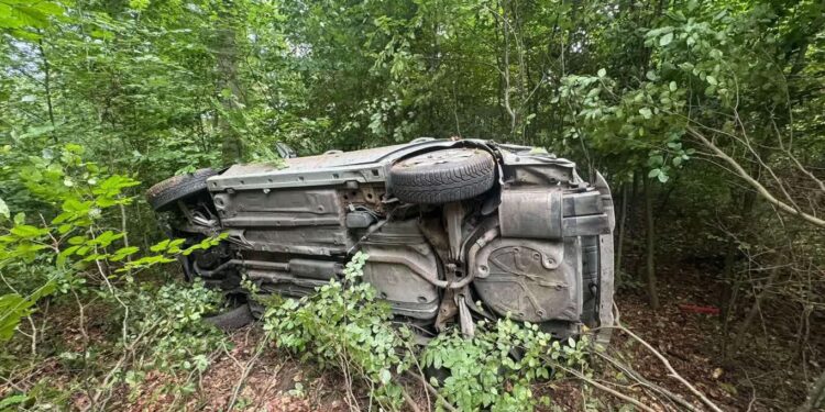 Cztery osoby poszkodowane niedaleko Kłodawy – osobówka dachowała