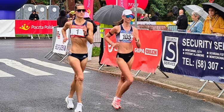 Magdalena Żelazna (z prawej) niemal do końca walczyła o wygraną z Agnieszką Ellward