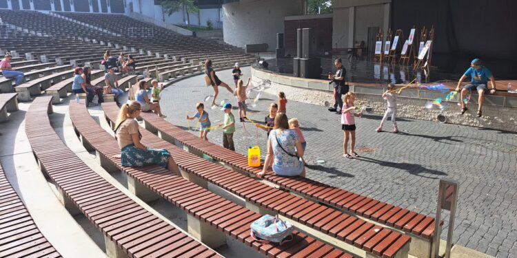 Odszukaj artefakty i śmieci. Zadbaj o las. Sprzątanie świata w MCK-u