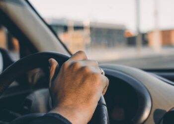 Sprzedaż auta obcokrajowcowi. Co trzeba wiedzieć?