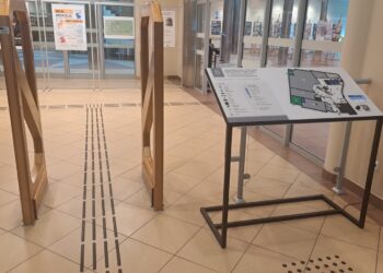 Tablica, oznaczenie kierunków i systemy audio. Udogodnienia dla niedowidzących w bibliotece