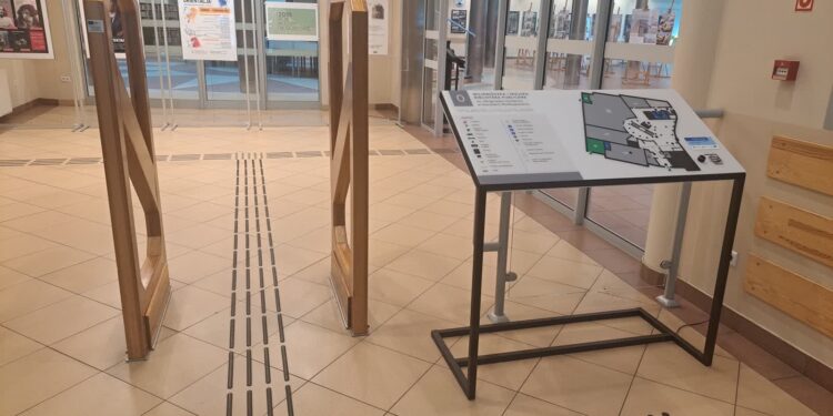 Tablica, oznaczenie kierunków i systemy audio. Udogodnienia dla niedowidzących w bibliotece