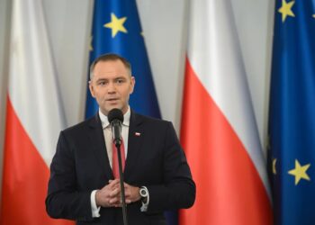 Nawrocki liderem rankingu zaufania. A jakim poparciem cieszą się partie? Sondaż CBOS