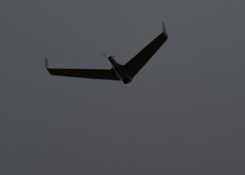 W Inowrocławiu na samochody spadł dron. Uszkodził dwa pojazdy i budynek