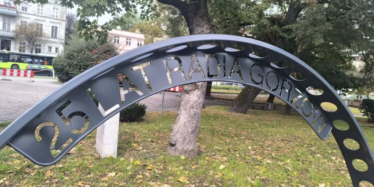 Gorzowska Ławeczka? Nie tylko w eterze. Teraz też na skwerze!