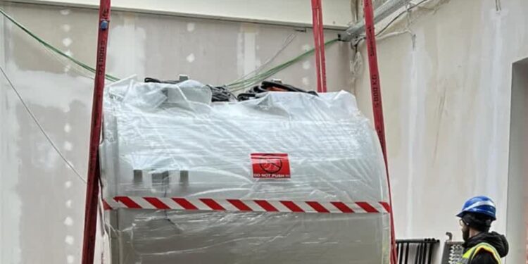 Nowy rezonans wstawili przez dach