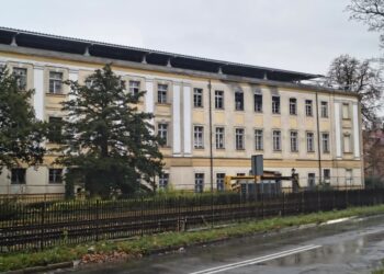 Akademia zabezpiecza spalony budynek