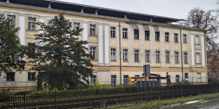 Akademia zabezpiecza spalony budynek