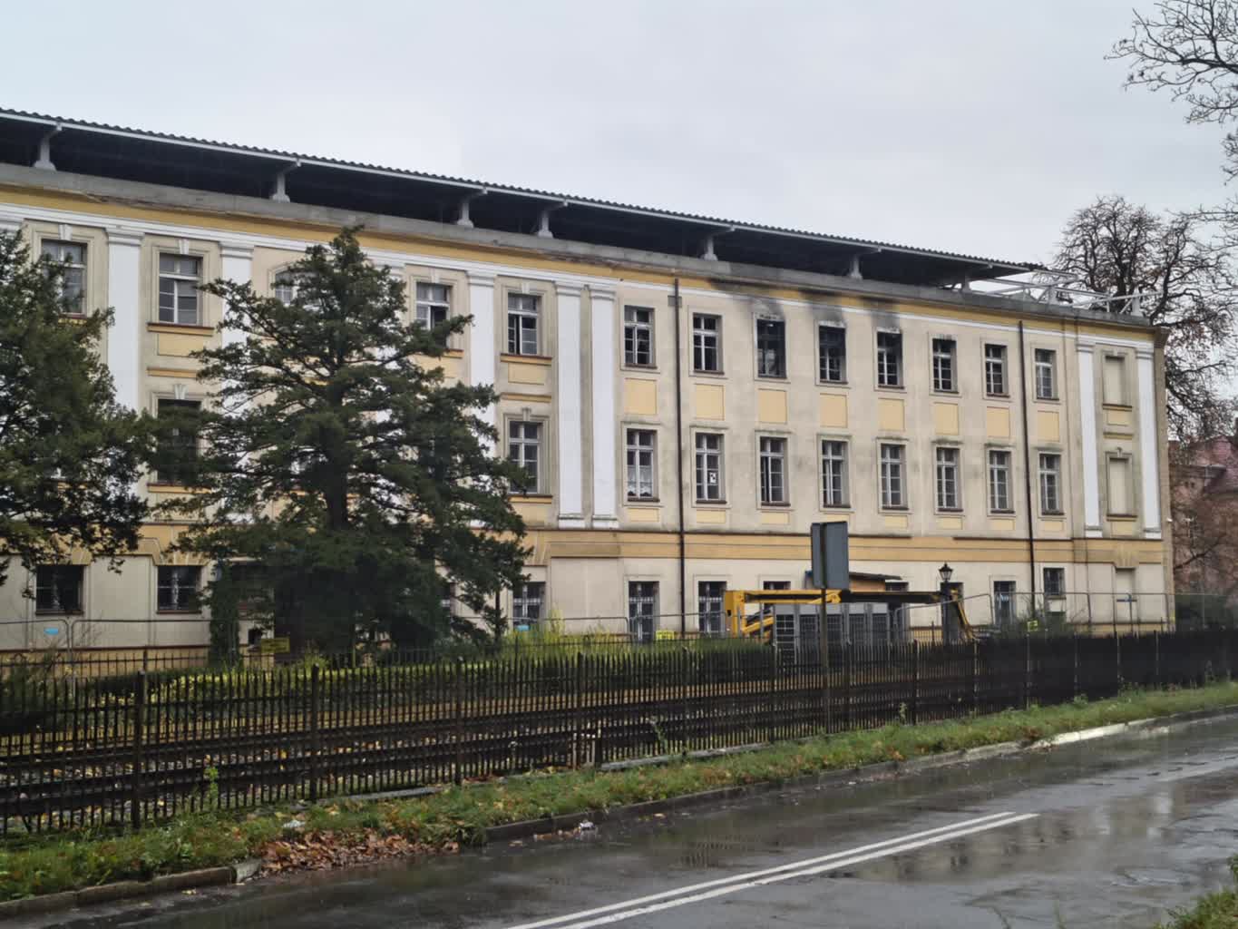 Akademia zabezpiecza spalony budynek