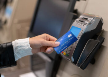 Ekspert: z bankomatów i terminali płatniczych najlepiej korzystać zbliżeniowo lub płacić kodem BLIK