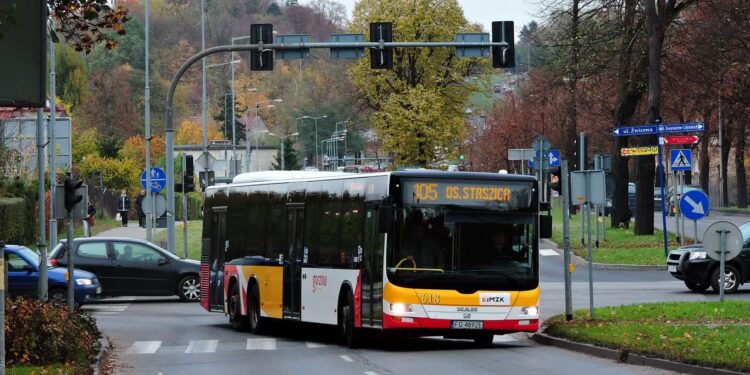 Od soboty więcej autobusów na cmentarz Komunalny