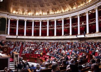 Parlament Francji odrzucił wnioski o wotum nieufności dla rządu