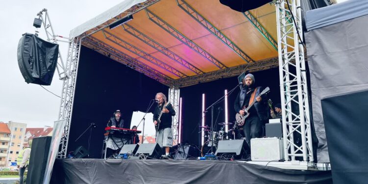 Piknik charytatywny na rzecz osób bezdomnych pełen muzyki…[ZDJĘCIA]