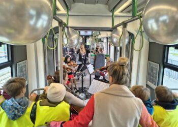 Muzyczny tramwaj z filharmonikami