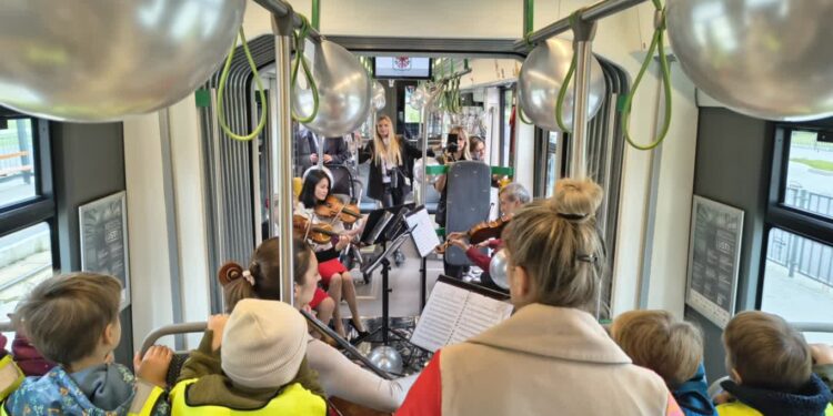 Muzyczny tramwaj z filharmonikami