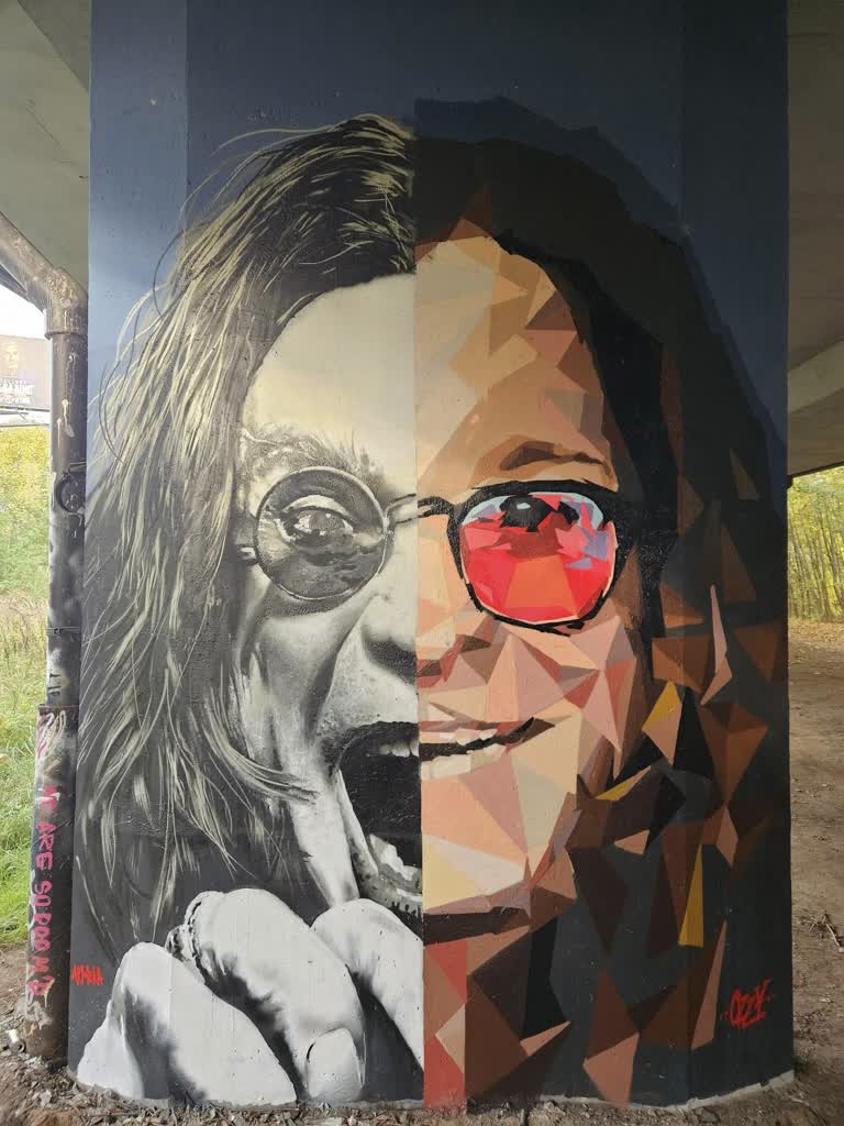Ozzy Osbourne z muralem w Filarach Sztuki