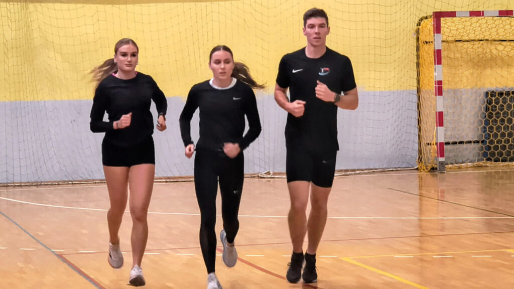 Wiktoria Knutowicz (pierwsza z lewej) trenuje już z grupą Tomasza Saski, wraz z m.in. sprinterką Amelią Łukaszewicz i płotkarzem Jędrzejem Radzewiczem
