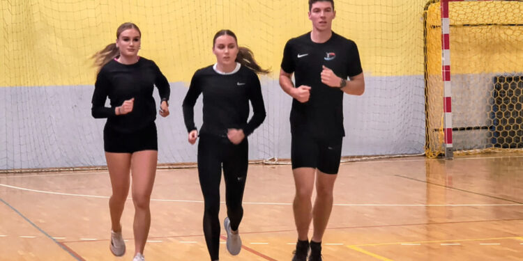 Wiktoria Knutowicz (pierwsza z lewej) trenuje już z grupą Tomasza Saski, wraz z m.in. sprinterką Amelią Łukaszewicz i płotkarzem Jędrzejem Radzewiczem