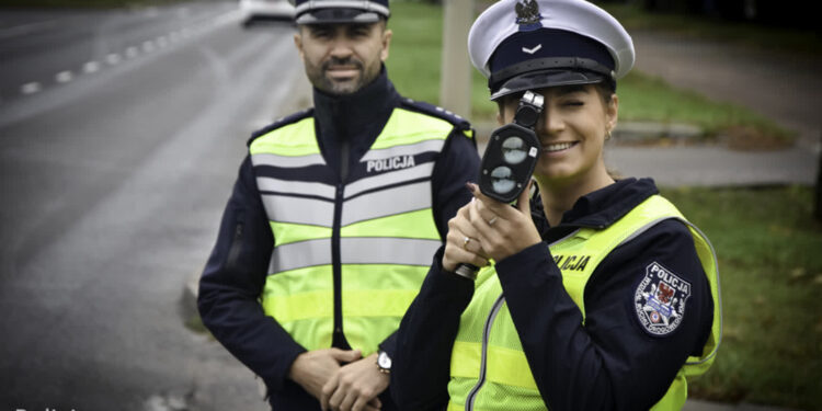 Policja kontroluje prędkość,  kierowcy tracą prawa jazdy
