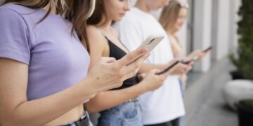 Całkowity zakaz używania telefonów w szkołach od 2026 r.? MEN chce rozwiązać problem