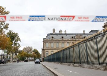 Dwaj mężczyźni zatrzymani w związku z kradzieżą klejnotów w Luwrze