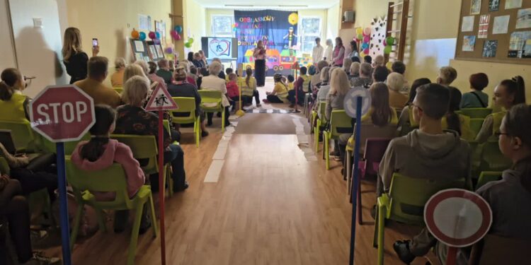 Odblaskowa szkoła połączyła pokolenia