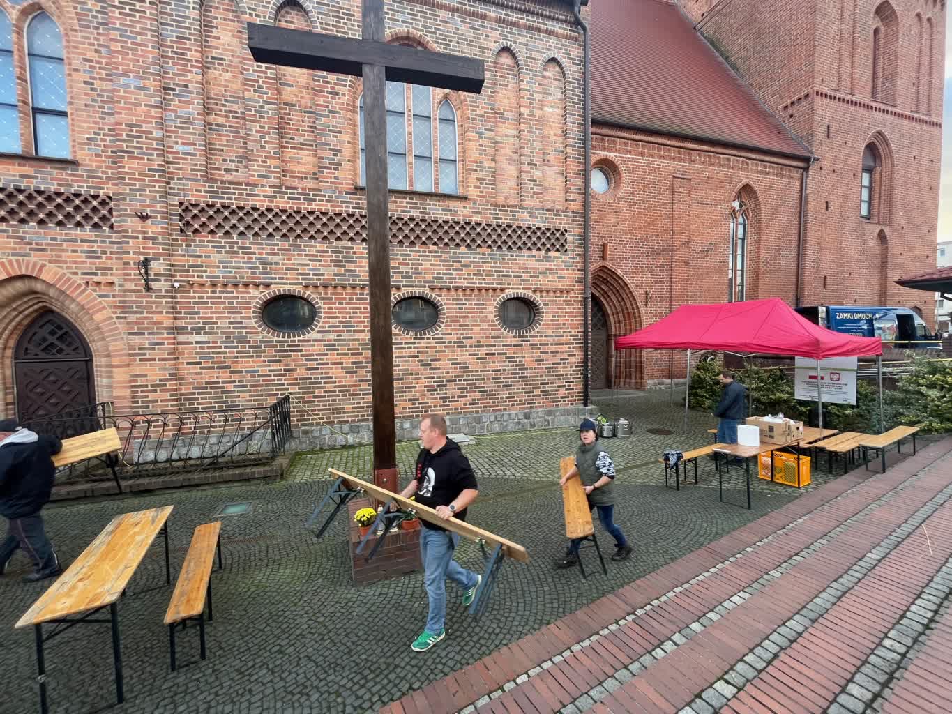 Ciepła zupa dla potrzebujących w nowym miejscu