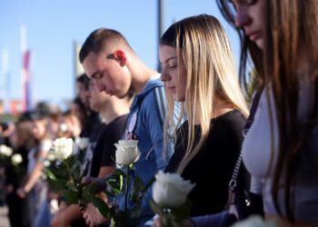 Co najmniej 140 tys. osób oddaje hołd ofiarom tragedii w Nowym Sadzie w jej pierwszą rocznicę