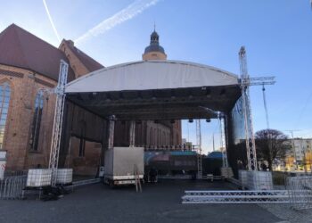 Budowa sceny na Starym Rynku