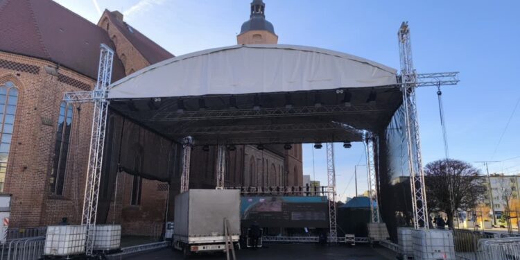 Budowa sceny na Starym Rynku