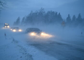W nocy oblodzenia w 11 województwach, a w dwóch marznące deszcze powodujące gołoledź