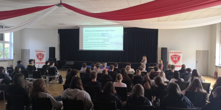 Adwokaci rozjaśniają prawo licealistom