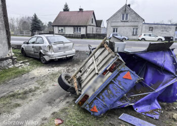 Wjechał autem w budynek. Miał prawie dwa promile