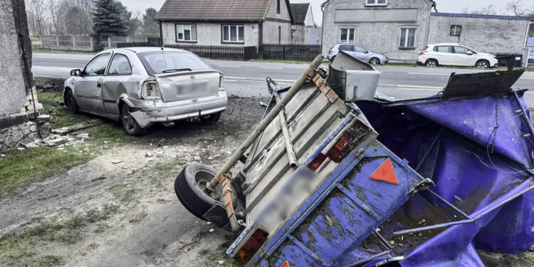 Wjechał autem w budynek. Miał prawie dwa promile
